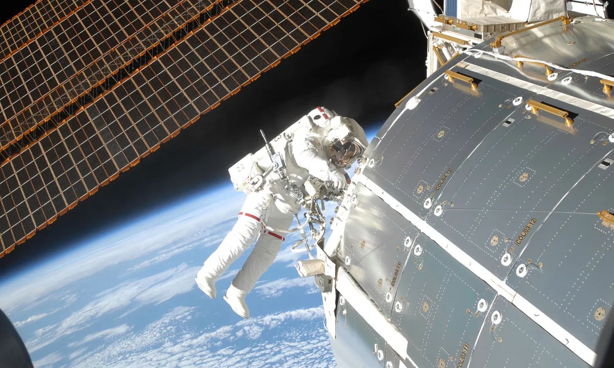 Zdjęcie okładkowe wpisu Koniec przerwy na orbicie. NASA wraca do spacerów kosmicznych i szykuje ISS do… emerytury