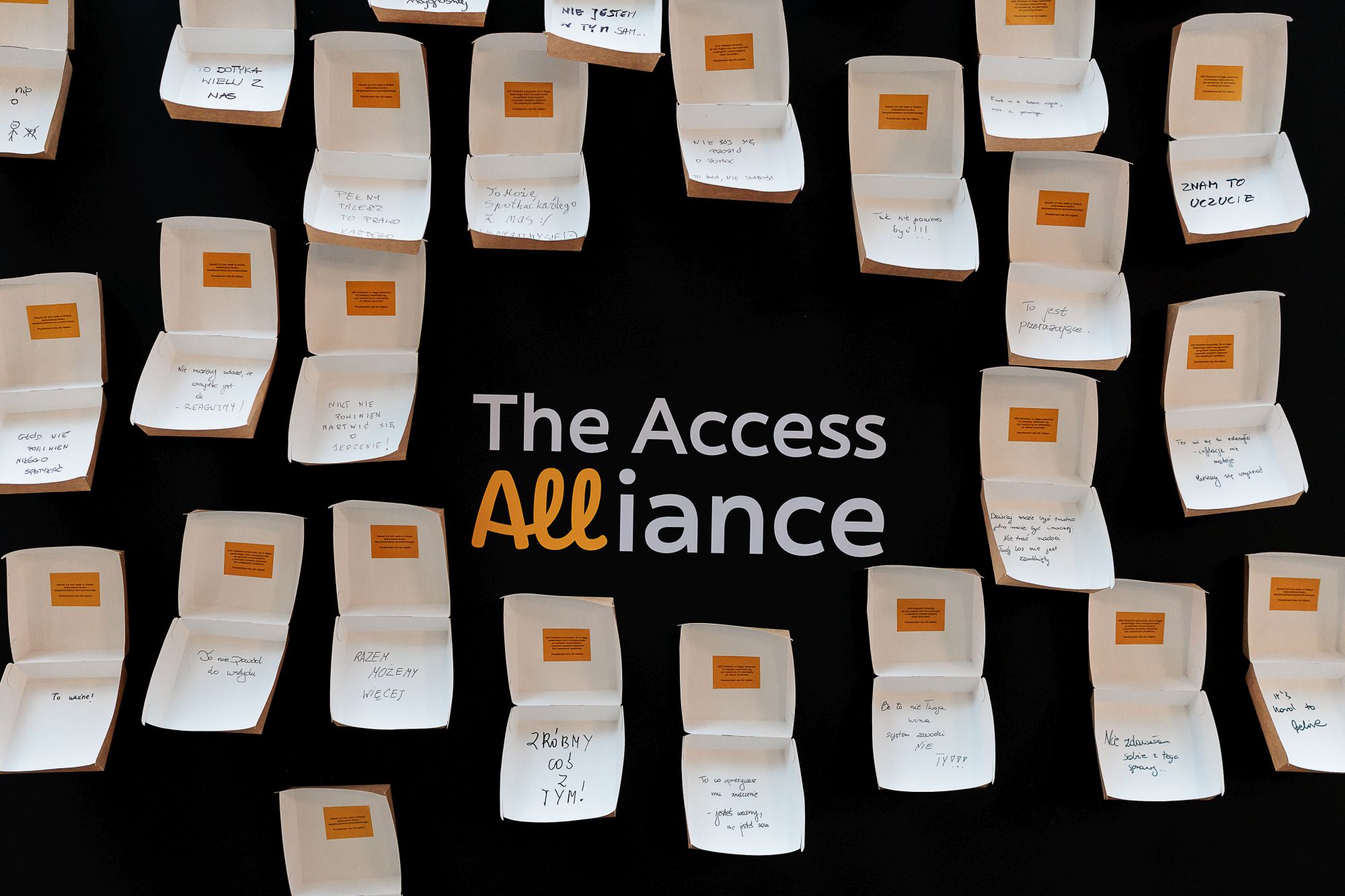 Puste pudełka od Glovo. Jak korporacja robi PR na ludzkiej biedzie, serwując nam „poverty porn” zamiast jedzenia [OPINIA]