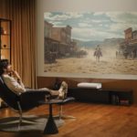 Zdjęcie okładkowe wpisu: Telewizor gigant czy projektor w plecaku? Samsung podpowiada, jak wybrać ekran idealny na Święta