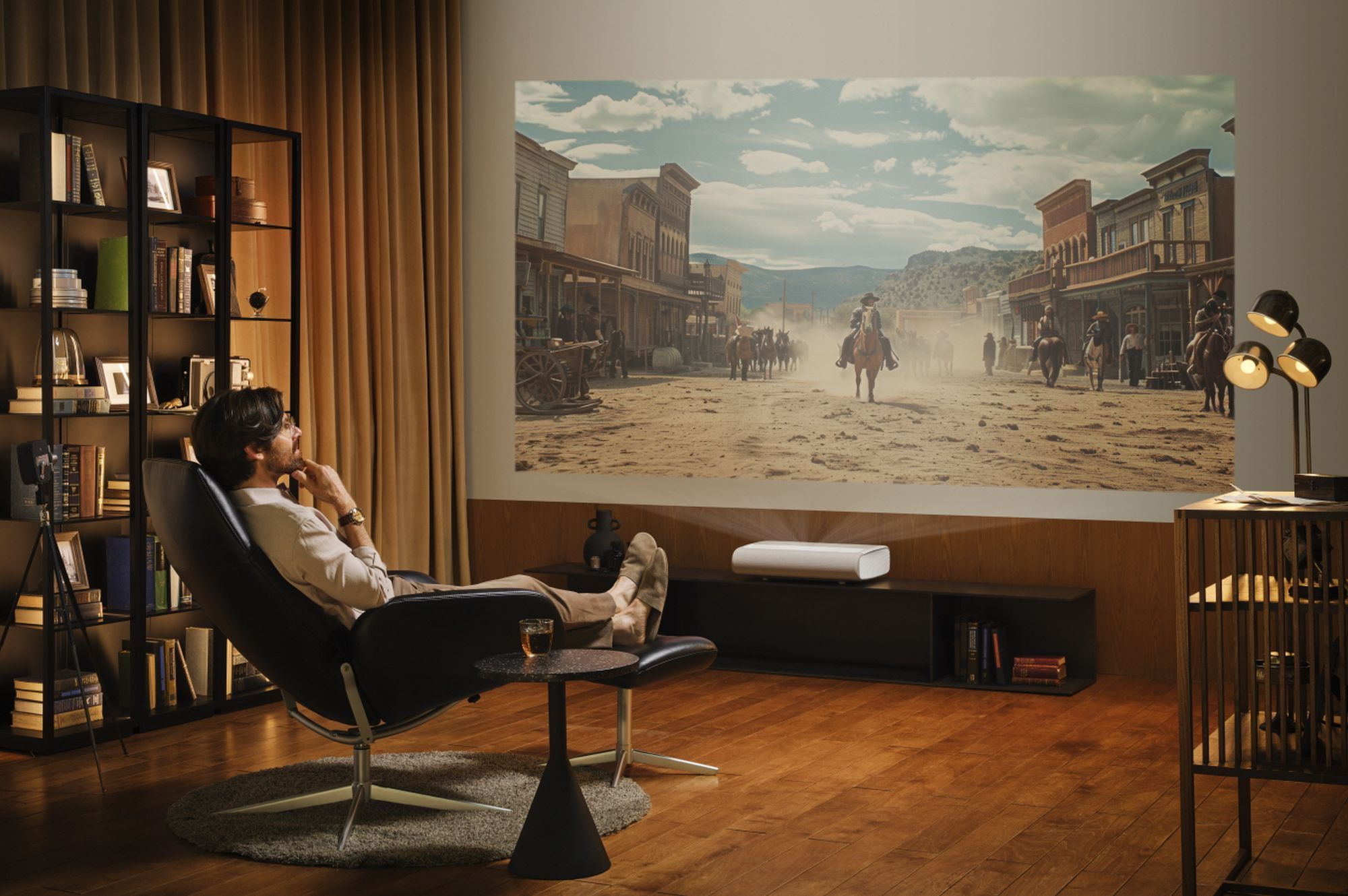 Telewizor gigant czy projektor w plecaku? Samsung podpowiada, jak wybrać ekran idealny na Święta