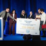 Zdjęcie okładkowe wpisu: Matematyka, która&nbsp;chwyta za&nbsp;serce. Pracownicy Volkswagen Poznań zamienili „drobne” w&nbsp;200 tysięcy złotych na&nbsp;rehabilitację