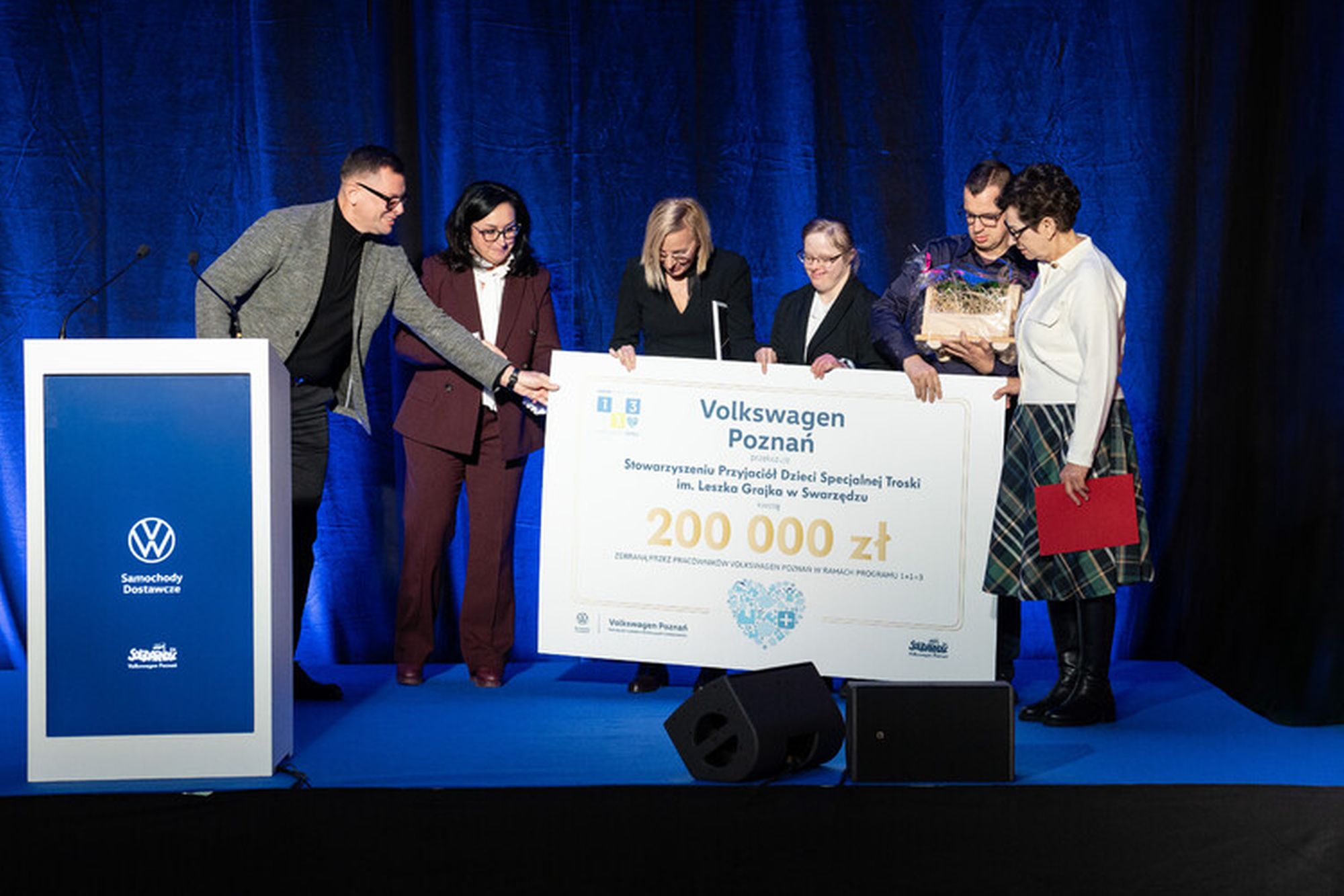 Matematyka, która chwyta za serce. Pracownicy Volkswagen Poznań zamienili „drobne” w 200 tysięcy złotych na rehabilitację