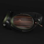 Zdjęcie okładkowe wpisu: Meze Audio Strada. Rumuński rzemieślnik idzie w&nbsp;miasto. Heban i&nbsp;zieleń w&nbsp;wersji mobilnej