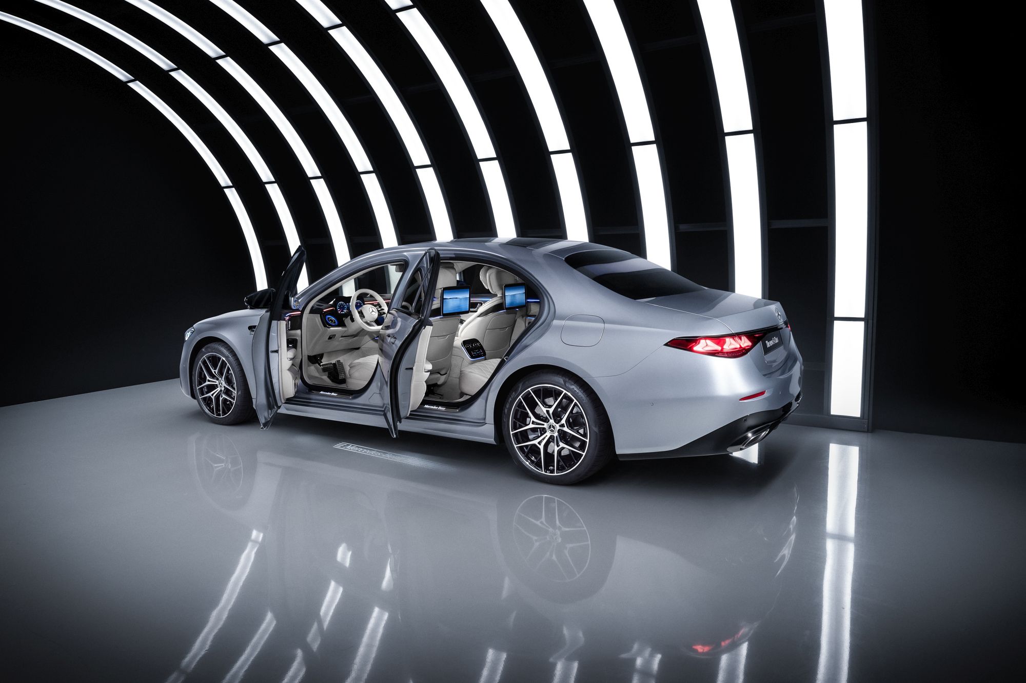 Mercedes pokazał nową Klasę S (2026). Technologia i fizyka zamiast „drewna i skóry” [galeria]