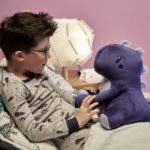 Zdjęcie okładkowe wpisu: Pluszowy dinozaur z&nbsp;AI udostępnił sekrety 50 tysięcy dzieci każdemu, kto miał Gmaila