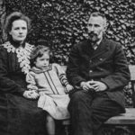 Zdjęcie okładkowe wpisu: Trzy osoby, pięć Nobli i&nbsp;śmiercionośne notatniki. Ile prawdy jest w&nbsp;viralowej historii rodziny Curie?