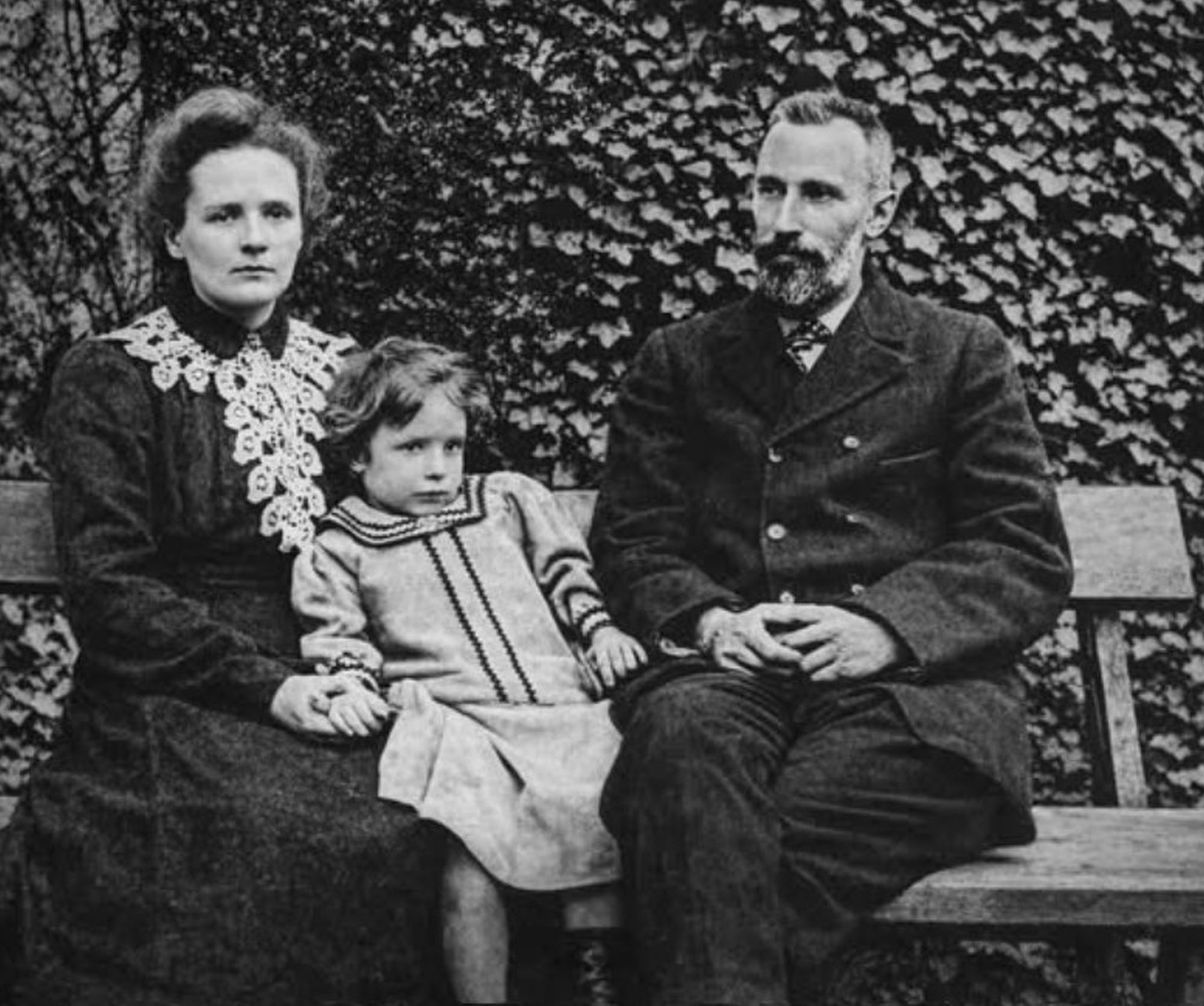 Trzy osoby, pięć Nobli i śmiercionośne notatniki. Ile prawdy jest w viralowej historii rodziny Curie?