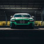 Zdjęcie okładkowe wpisu: Ken Block byłby dumny. Bentley robi własną „Gymkhanę” w&nbsp;fabryce w&nbsp;Crewe. W&nbsp;roli głównej: Travis Pastrana i&nbsp;666 koni