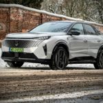 Zdjęcie okładkowe wpisu: Auto tygodnia #68 – Peugeot e-3008 GT Exclusive Dual Motor, czyli francuski lew tańczy na&nbsp;lodzie