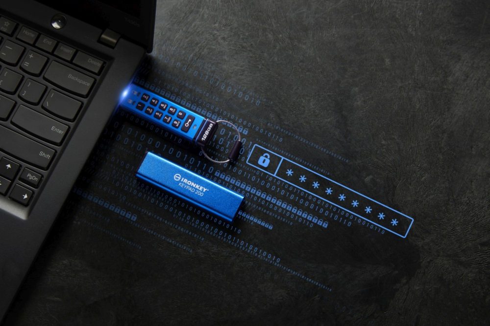 Zdjęcie okładkowe do wpis Pendrive z&nbsp;własną klawiaturą i&nbsp;„papierami” od&nbsp;służb USA. Kingston IronKey KP200 to&nbsp;cyfrowa twierdza