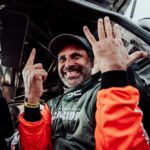 Zdjęcie okładkowe wpisu: Uśmiech zwycięzcy. Nasser Al-Attiyah dowiózł obietnicę do&nbsp;mety. Dacia wygrywa Dakar 2026!
