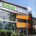 Zdjęcie okładkowe wpisu: Roomba uratowana, ale&nbsp;już nie&nbsp;amerykańska. iRobot wychodzi z&nbsp;bankructwa i&nbsp;trafia w&nbsp;ręce chińskiego partnera