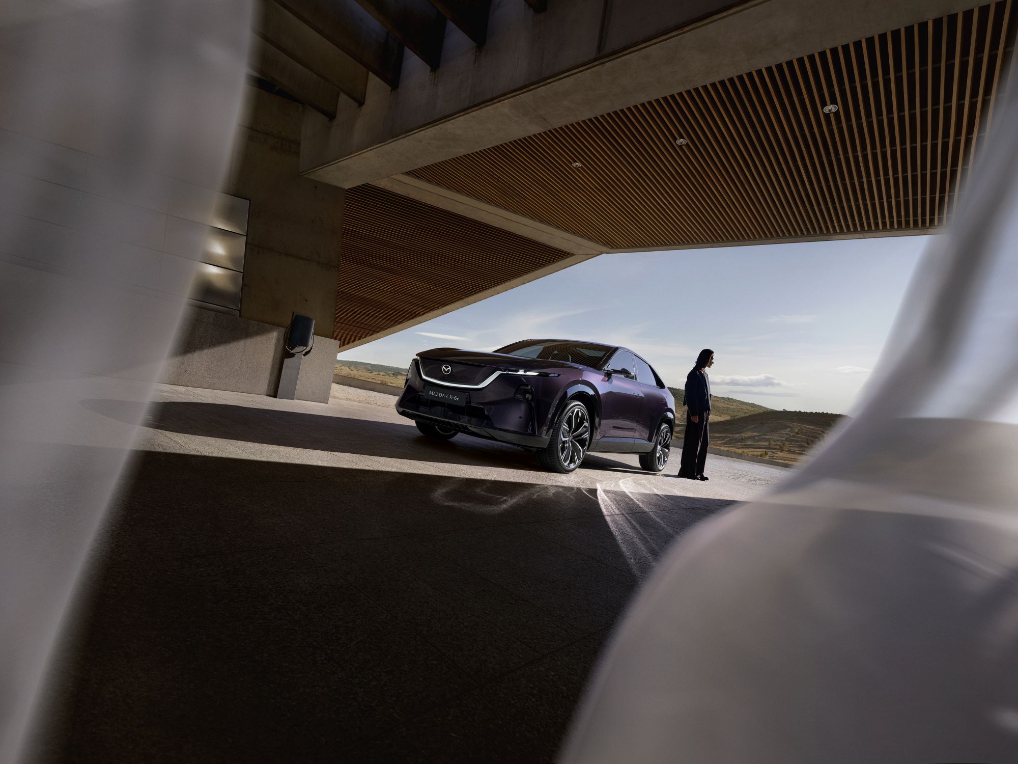 Mazda w końcu to zrobiła? CX-6e to kawał elektryka za 200 tysięcy złotych. I ten ekran… [galeria]