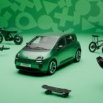 Zdjęcie okładkowe wpisu: Twingo wraca i&nbsp;przywozi ze&nbsp;sobą deskorolki, skutery i… silnik do&nbsp;kajaka. Elektryczny maluch gwiazdą w&nbsp;Brukseli [galeria]