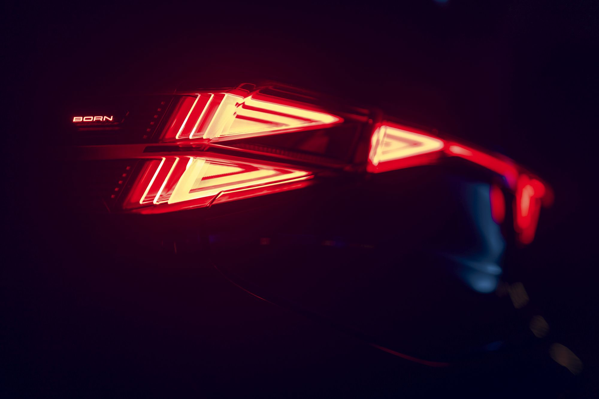 Odświeżona Cupra Born zapowiedziana. Wiemy, kiedy premiera liftingu hiszpańskiego elektryka