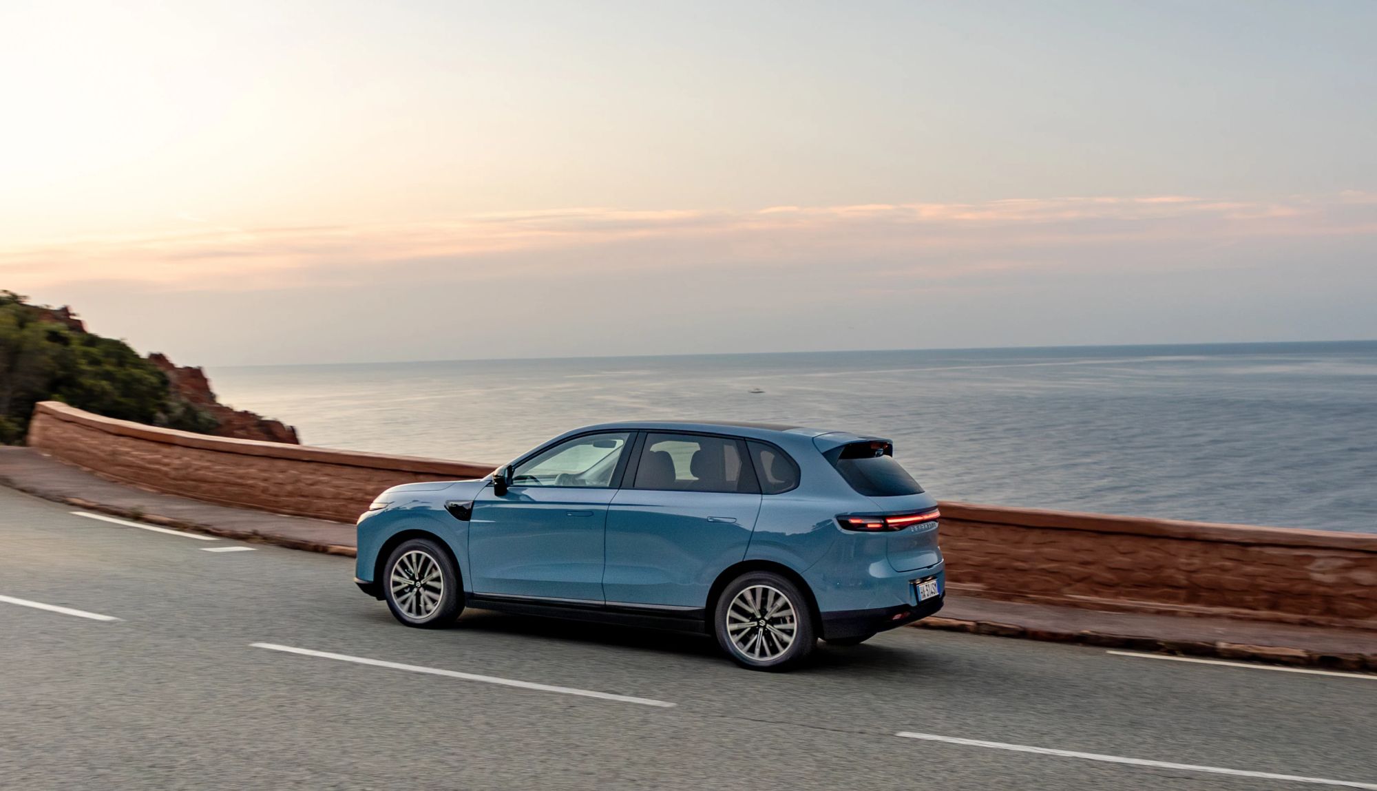 Leapmotor B10 teraz także jako hybryda (REEV). Zasięg 900 km i cena, która namiesza w segmencie C-SUV [galeria]