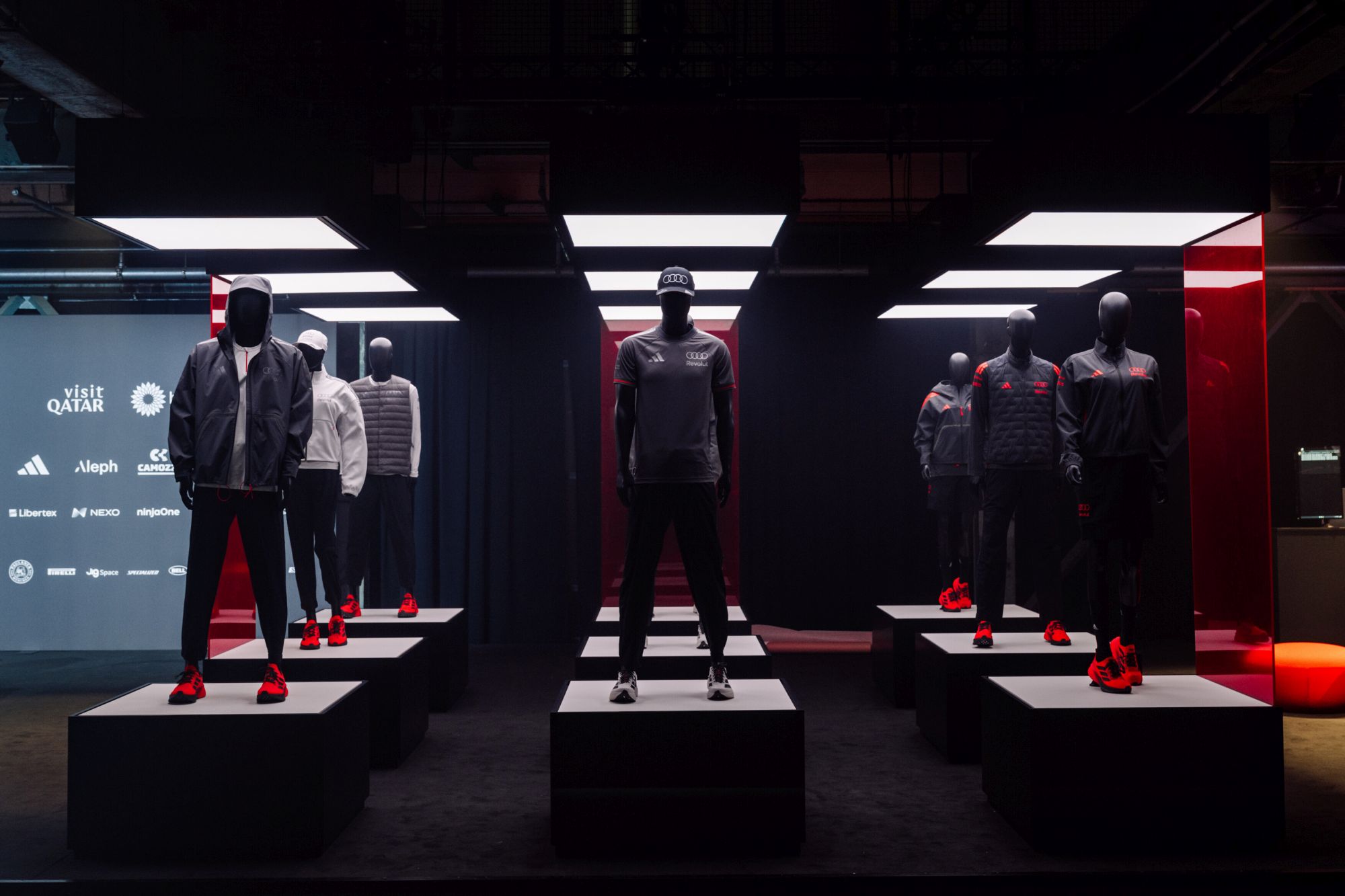 Audi wchodzi w świat F1. Zanim bolid wyjedzie na tor, do sklepów trafi kolekcja od adidasa [galeria]