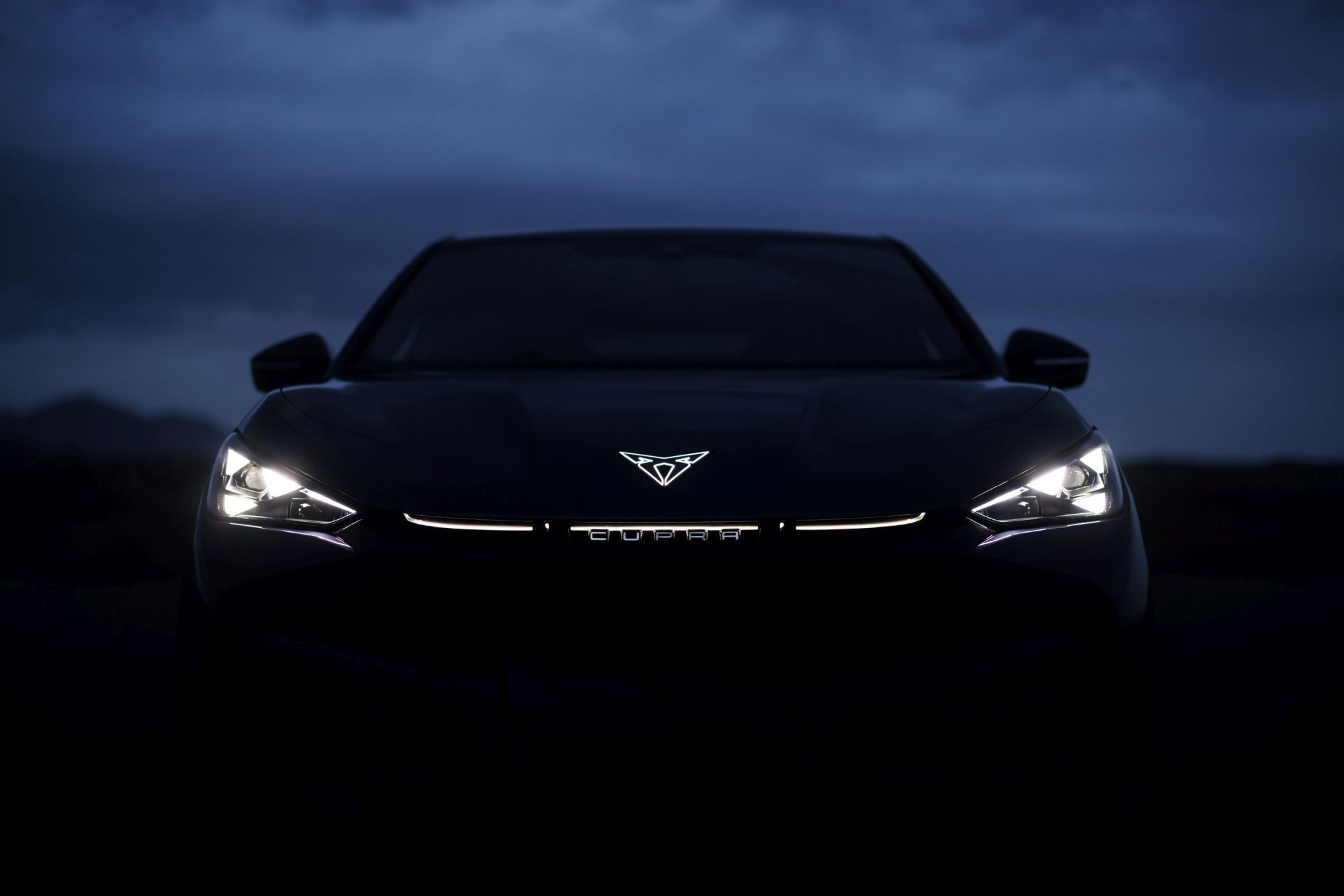 Podryw „na blachy” wciąż działa? Prawie połowa kierowców uważa, iż auto pomaga na randce