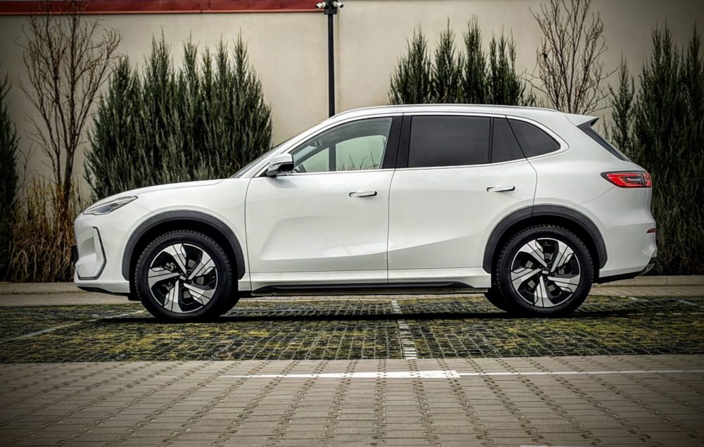 Zdjęcie okładkowe do wpis Geely EX5 odcina kabel. Duża aktualizacja dodaje bezprzewodowy Android Auto i&nbsp;nowe dźwięki