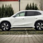 Zdjęcie okładkowe wpisu: Geely EX5 odcina kabel. Duża aktualizacja dodaje bezprzewodowy Android Auto i&nbsp;nowe dźwięki