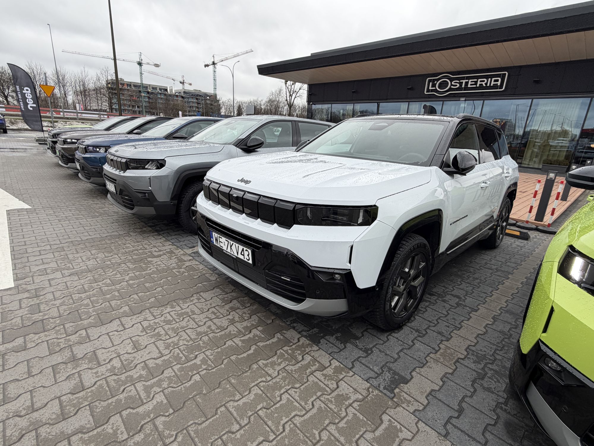 Nowy Jeep Compass po pierwszych jazdach. Europejski sznyt, powrót fizycznych przycisków i bolesna weryfikacja zasięgu