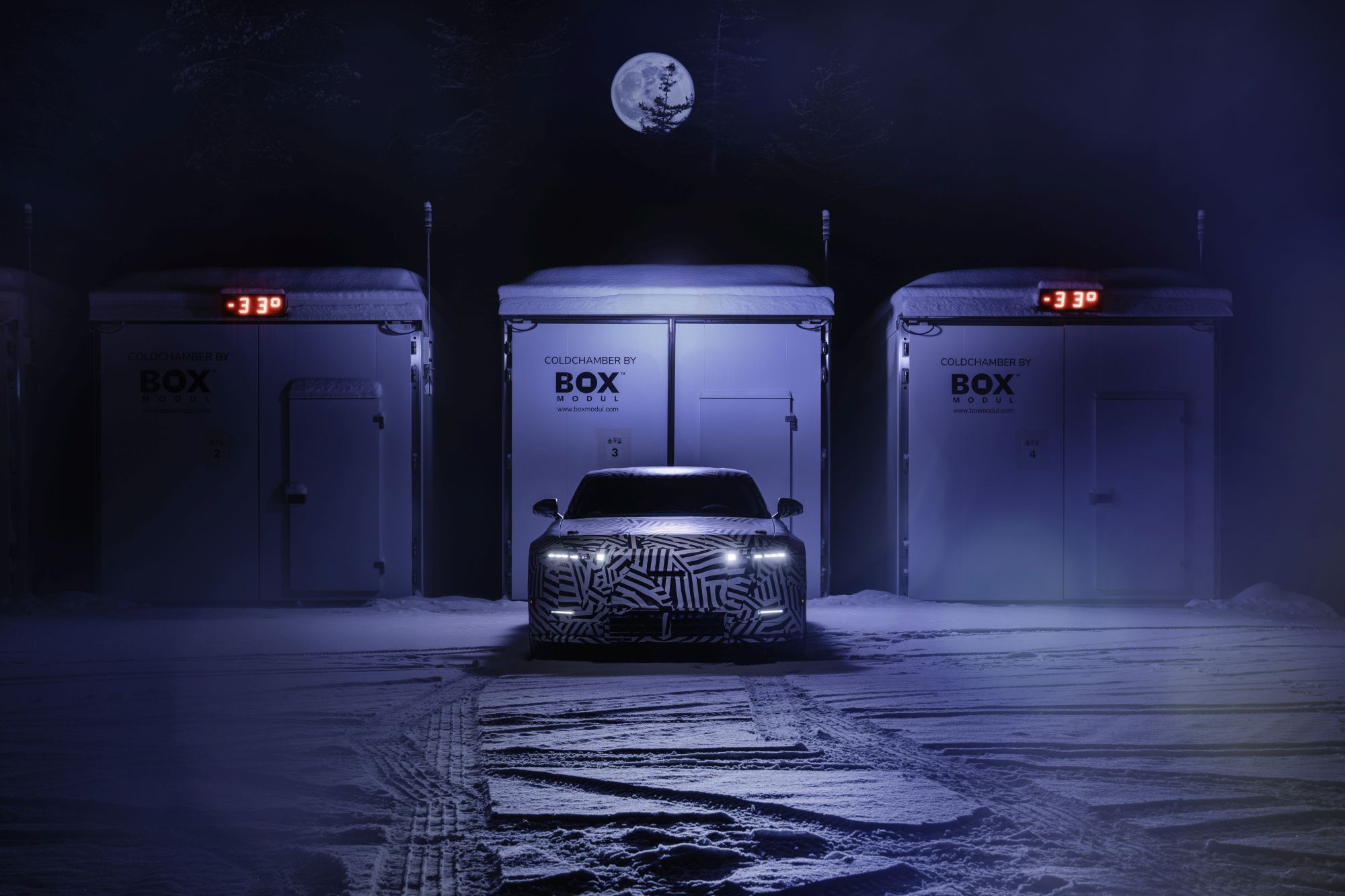 Śmialiście się z „różowej cegły”? Jaguar nic sobie z tego nie robi. 1000-konne GT katuje opony na mrozie [galeria]