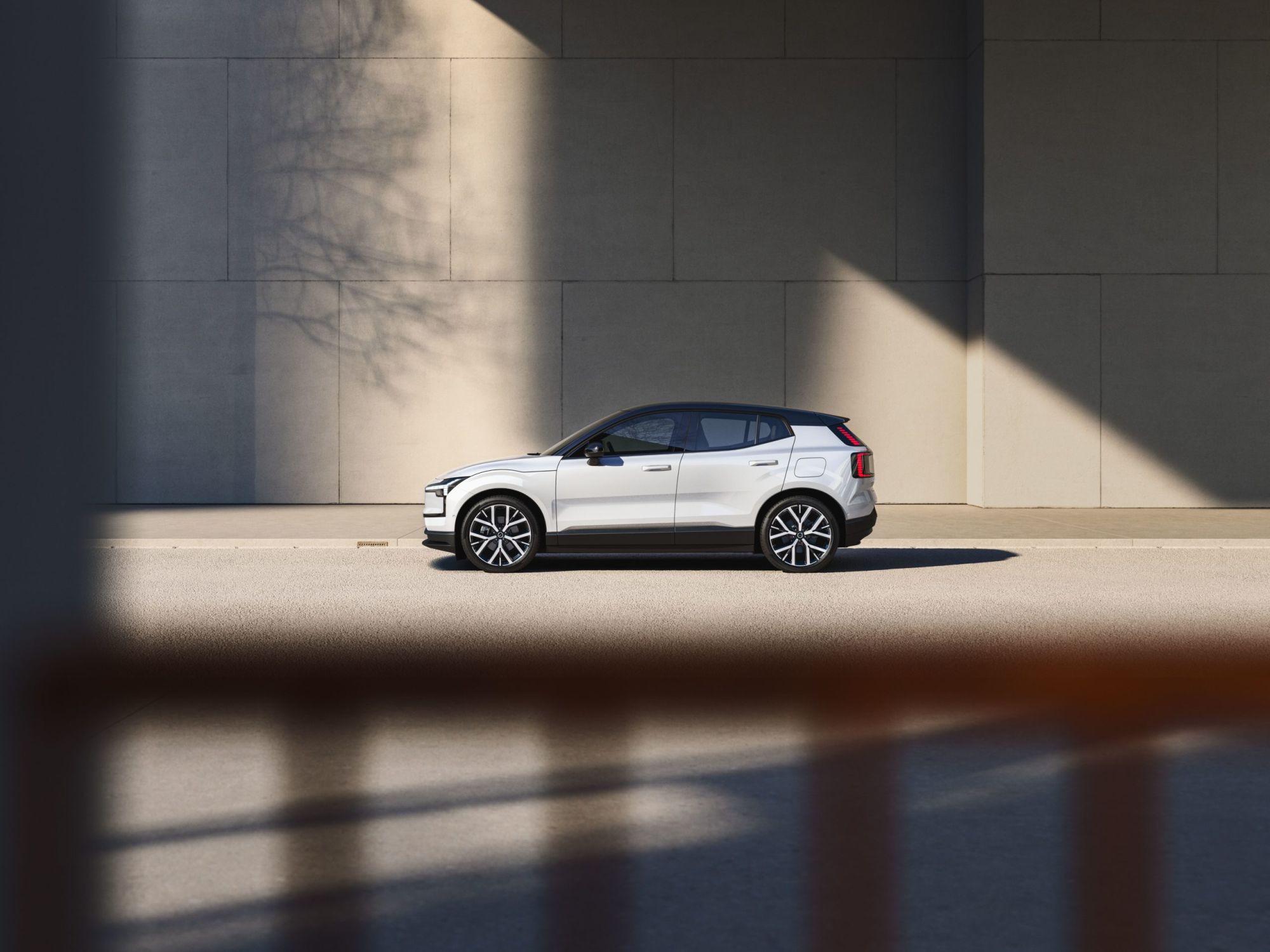 Volvo EX30 na nowy rok modelowy. Słabszy silnik do miasta i wyczekiwana funkcja V2L