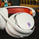 Zdjęcie okładkowe wpisu: JBL wchodzi w&nbsp;wagę ciężką. Quantum 950 Wireless mają wymienną baterię i&nbsp;stację bazową z&nbsp;bajerami