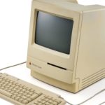 Zdjęcie okładkowe wpisu: Zanim zaczął tworzyć cyfrowo, kupił Macintosha do&nbsp;pisania. Prywatny komputer Zdzisława Beksińskiego trafia na&nbsp;aukcję