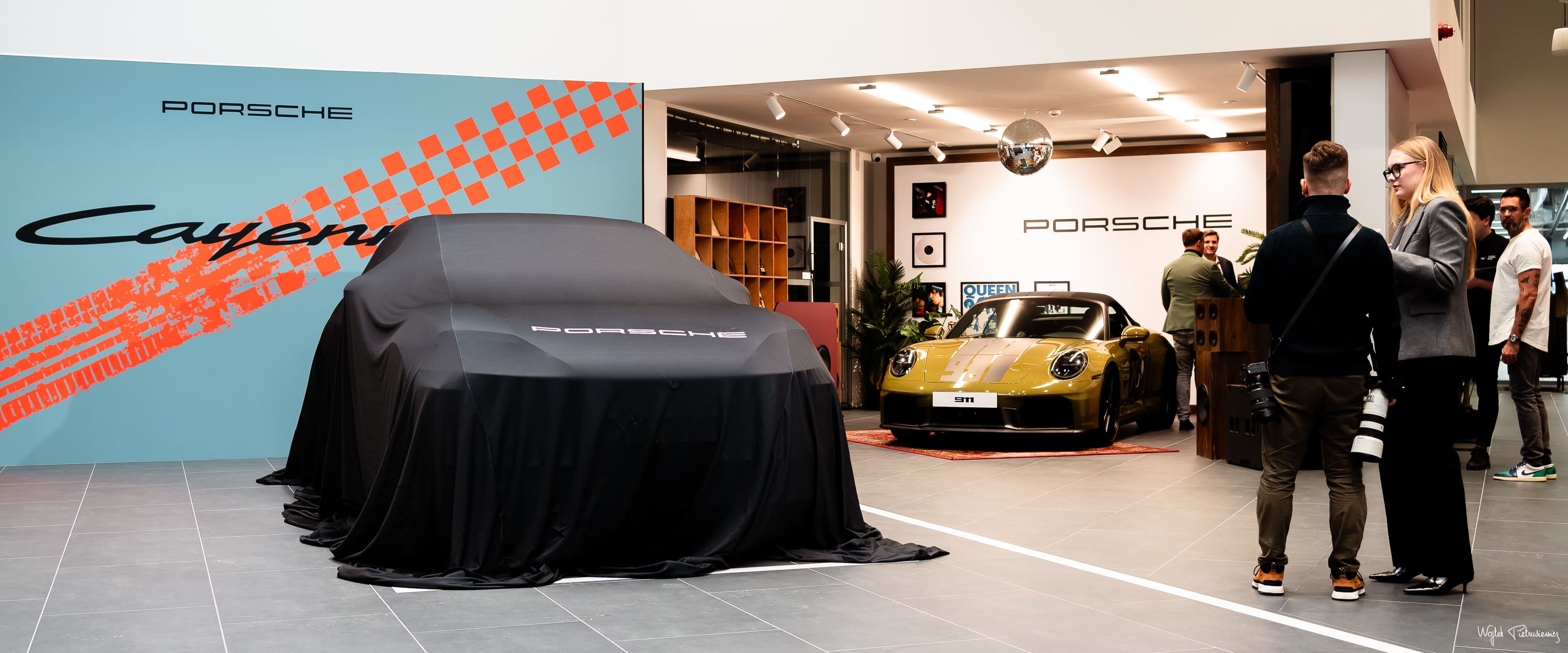 Nowy salon Porsche w Warszawie, a w środku atrakcje – Cayenne Electric, Carrera GT, 918 Spyder i więcej [galeria]