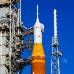 Zdjęcie okładkowe wpisu: Niespodziewana decyzja NASA. Lot na&nbsp;Księżyc opóźniony, rakieta SLS wraca do&nbsp;hangaru