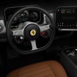 Zdjęcie okładkowe wpisu: Ferrari Luce. Jony Ive i&nbsp;Maranello idą pod&nbsp;prąd. Manifest analogowej precyzji w&nbsp;cyfrowym świecie [galeria]