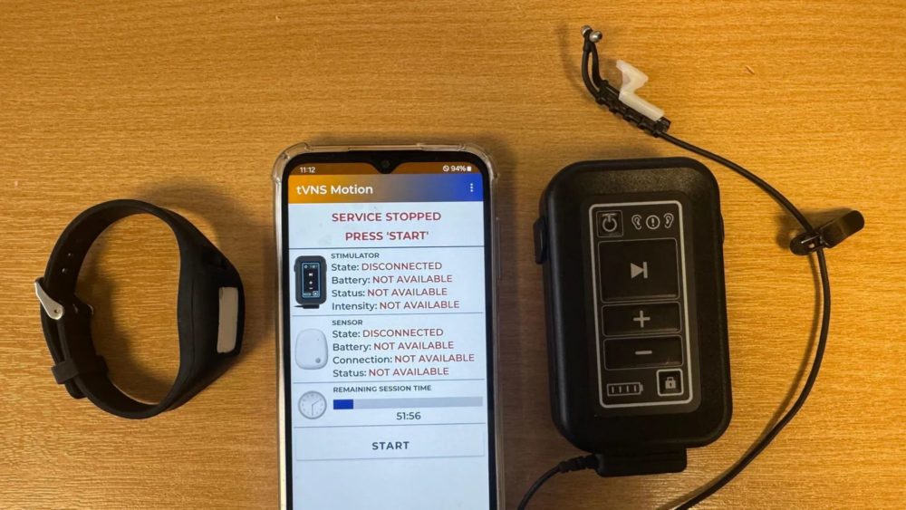 Zdjęcie okładkowe do wpis Wygląda jak zwykła słuchawka, a&nbsp;leczy mózg. Przełomowy gadżet przywraca sprawność po&nbsp;udarze