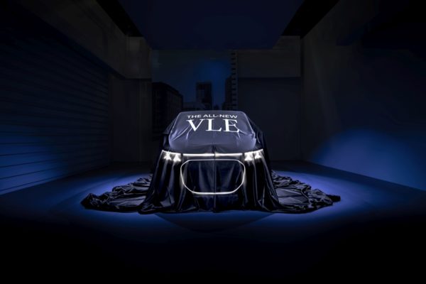 Zdjęcie okładkowe do wpis Zapomnij o&nbsp;ciasnocie i&nbsp;walce z&nbsp;fotelami. Mercedes VLE to&nbsp;gigant, który&nbsp;naładuje się w&nbsp;kwadrans, a&nbsp;w&nbsp;weekend zasili twój&nbsp;dom [galeria]