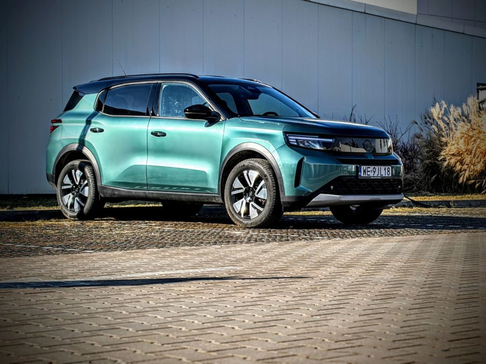 Zdjęcie okładkowe do wpis Auto tygodnia #70 – Opel Frontera GS Hybrid 145 KM. Koniec z&nbsp;błotem, czas na&nbsp;miasto. Czym naprawdę jest nowa Frontera? [galeria]