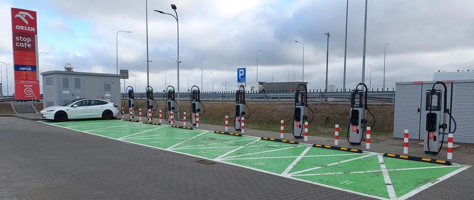 Ponad dwukrotny wzrost w trzy lata. Przy polskich autostradach działa już blisko 500 punktów ładowania