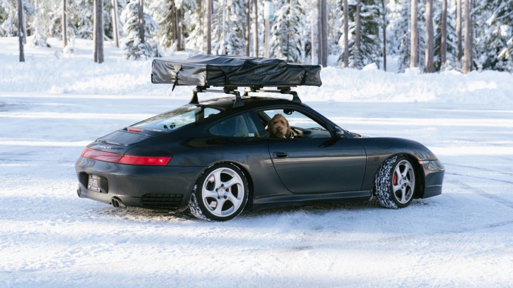 Zdjęcie okładkowe do wpis Z&nbsp;namiotem na&nbsp;dachu Porsche 911. Brock Keen (@996roadtrip) przyjeżdża do&nbsp;Warszawy [galeria]