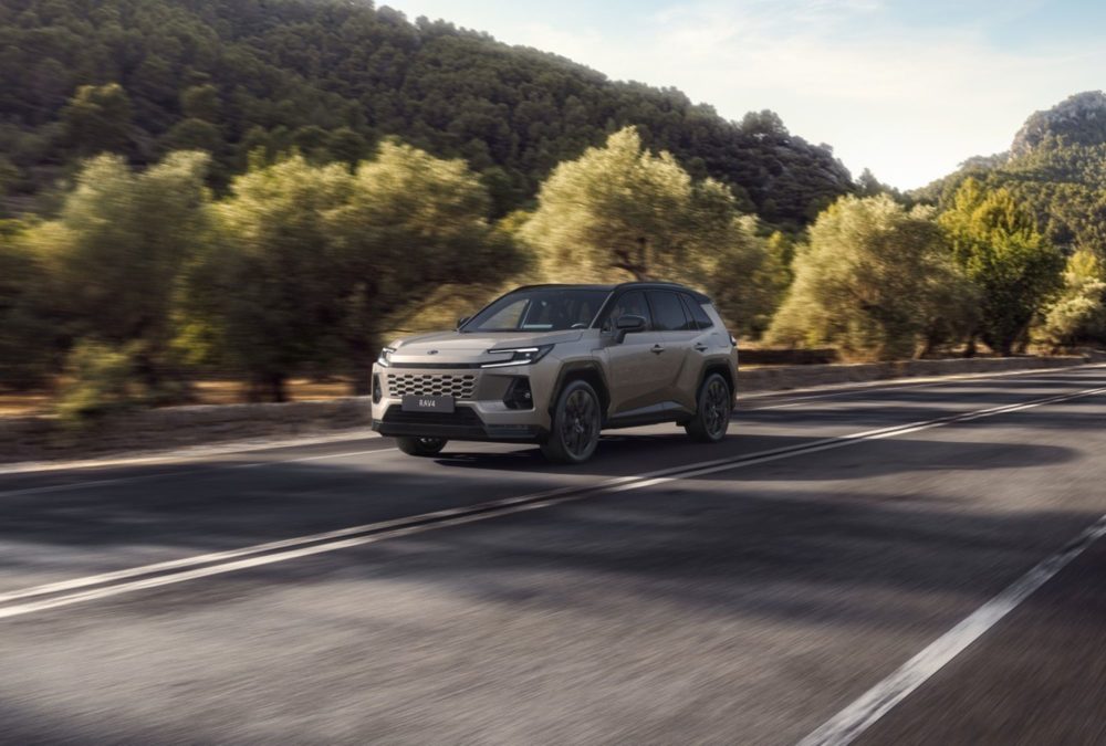 Zdjęcie okładkowe do wpis Szósta odsłona Toyoty RAV4. Zasięg PHEV do&nbsp;212 km w&nbsp;mieście [galeria]