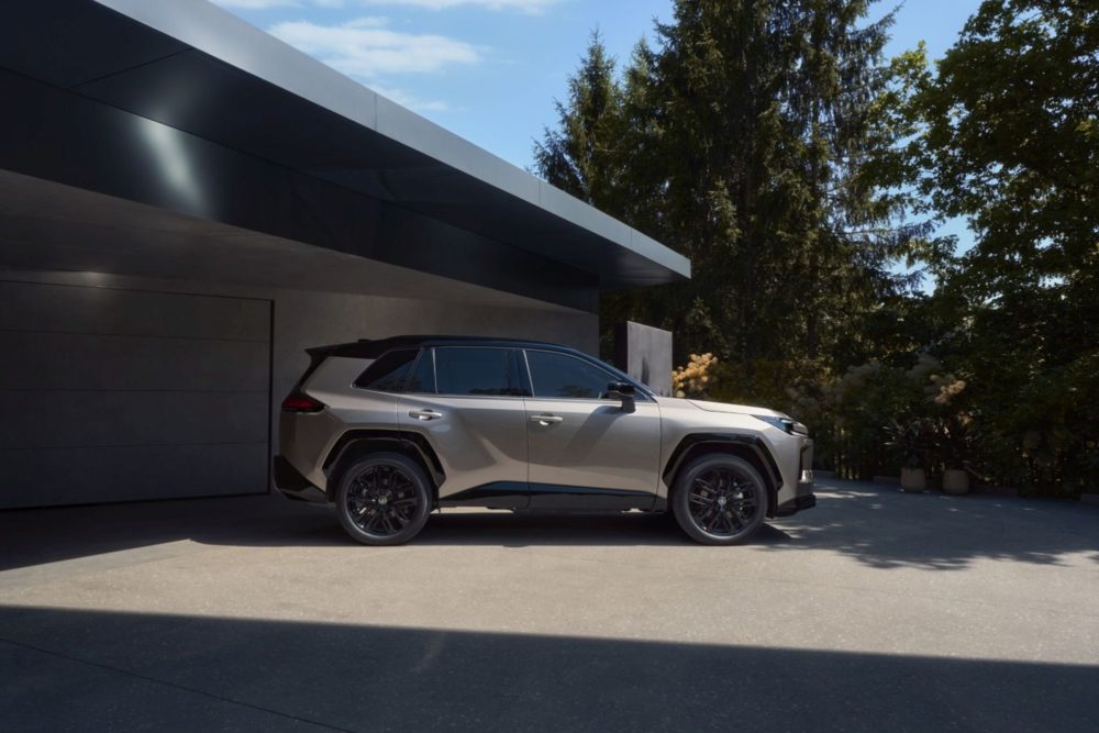 Zdjęcie okładkowe do wpis Koniec mitu o&nbsp;nieładowanych hybrydach PHEV. Polacy podłączają wtyczki, a&nbsp;nowa RAV4 zmienia zasady gry