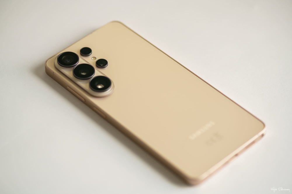 Zdjęcie okładkowe do wpis Samsung chce, byś&nbsp;„wygenerował” sobie telefon. Vibe coding zmierza na&nbsp;smartfony Galaxy