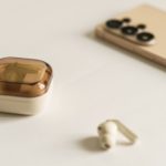 Zdjęcie okładkowe wpisu: Półprzezroczyste etui, głębszy bas i&nbsp;asystenci AI. Samsung prezentuje wyróżniki Galaxy Buds4 oraz&nbsp;Buds4 Pro