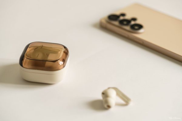 Zdjęcie okładkowe do wpis Półprzezroczyste etui, głębszy bas i&nbsp;asystenci AI. Samsung prezentuje wyróżniki Galaxy Buds4 oraz&nbsp;Buds4 Pro
