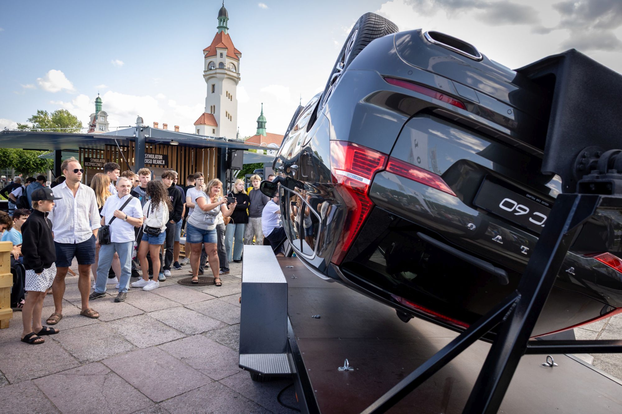 Poczuj dachowanie na własnej skórze. Darmowe symulatory Volvo For Safety ruszają w trasę po Polsce