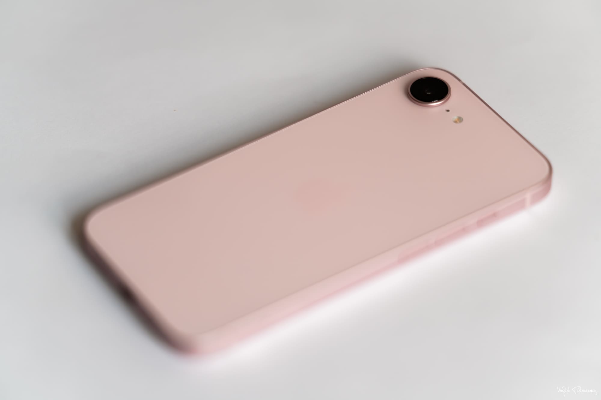 IFixit demontuje iPhone 17e i odkrywa opcję MagSafe dla iPhone 16e