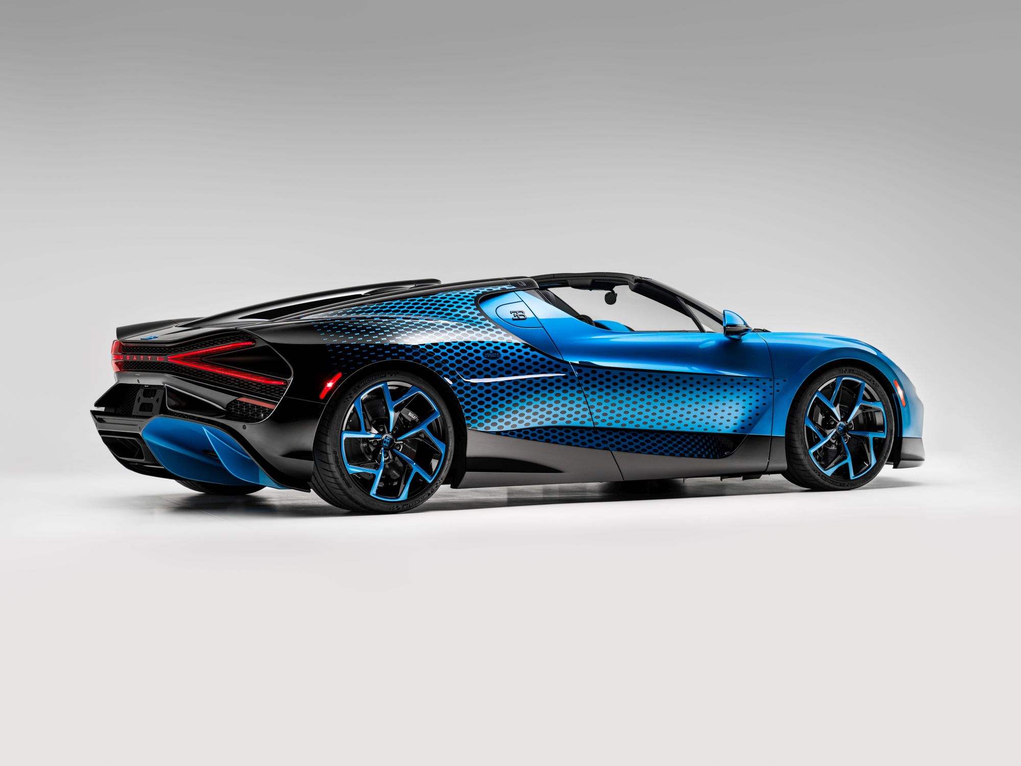 Bugatti W16 Mistral Fly Bug. Unikatowy roadster, który naśladuje ważkę [galeria]