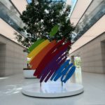 Zdjęcie okładkowe wpisu: Macintosh, piracka flaga i&nbsp;iPody. Apple świętuje swoje 50. urodziny wyjątkową wystawą