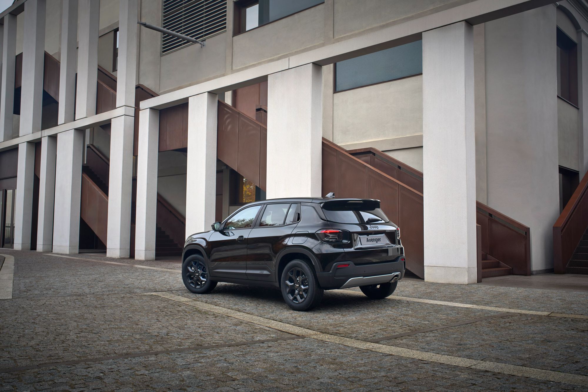 Mroczny hit z Tychów. Jeep Avenger Black Edition wjeżdża do Polski ze sporym rabatem [galeria]