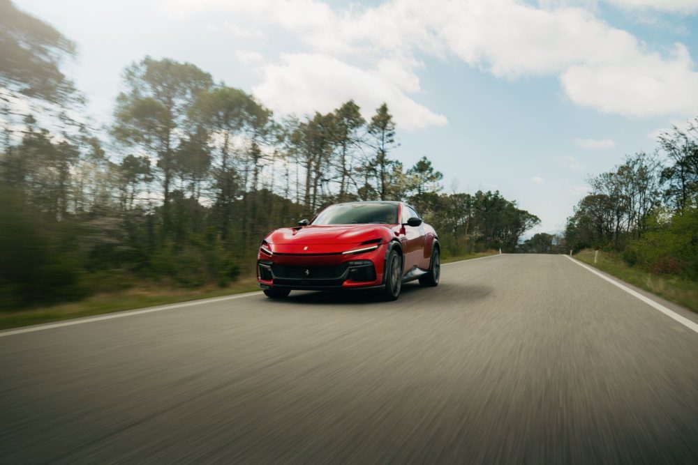 Zdjęcie okładkowe do wpis Ferrari Purosangue z&nbsp;pakietem Handling Speciale. Bardziej zwarte prowadzenie i&nbsp;sportowe V12