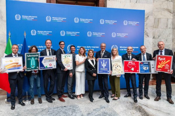 Zdjęcie okładkowe do wpis Neptun z&nbsp;Bolonii na&nbsp;maskach supersamochodów. Trójząb Maserati ma&nbsp;już sto lat