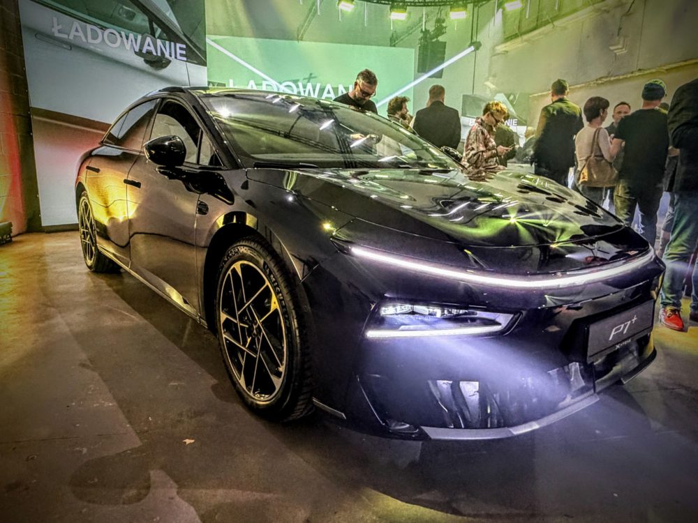 Zdjęcie okładkowe do wpis Xpeng P7+ nad&nbsp;Wisłą. Ponad pięć metrów, AI oraz&nbsp;mądre uderzenie w&nbsp;pozycję Tesli [galeria]